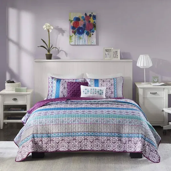 Intelligent Design Joni Coverlet Set