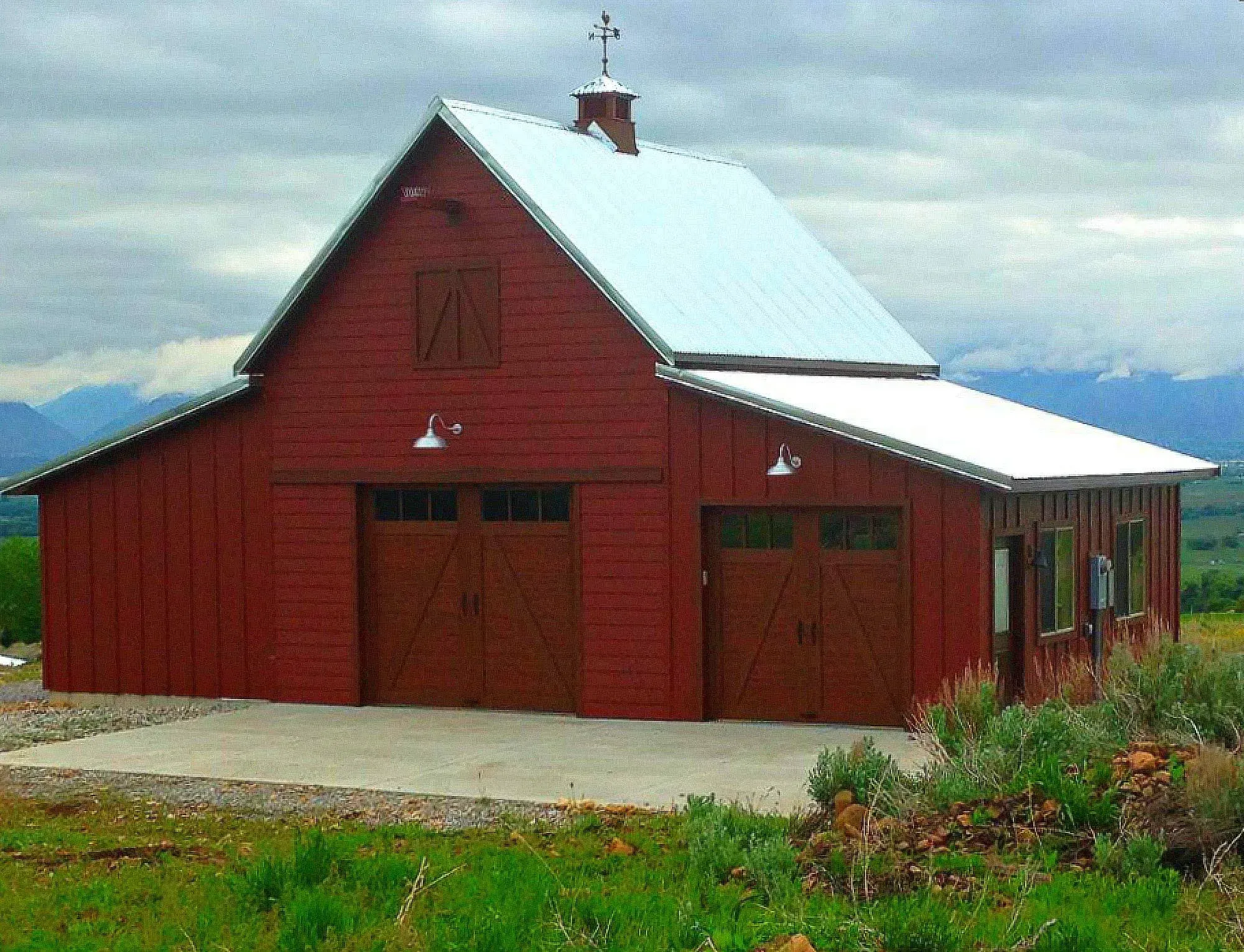 Small Farm Pole-Barn Plans - Twenty-Seven Different Layouts (B11)