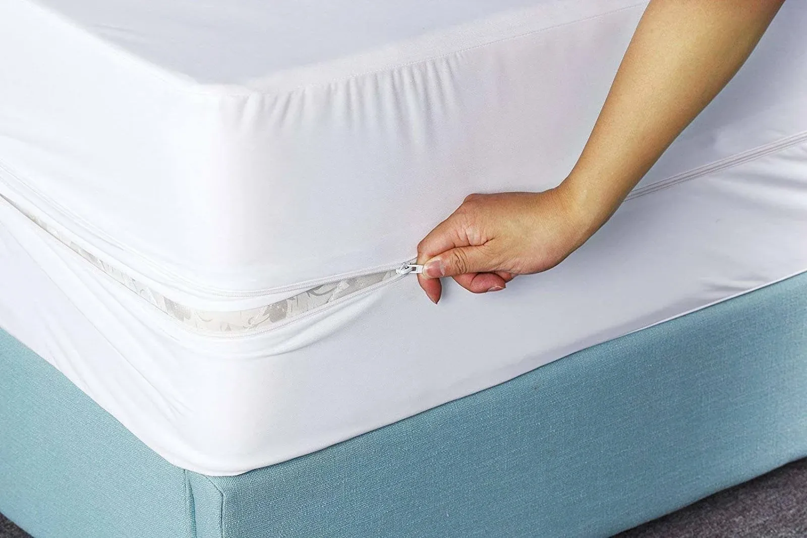 Utopia Bedding Premium Waterproof Zippered Mattress Encasement